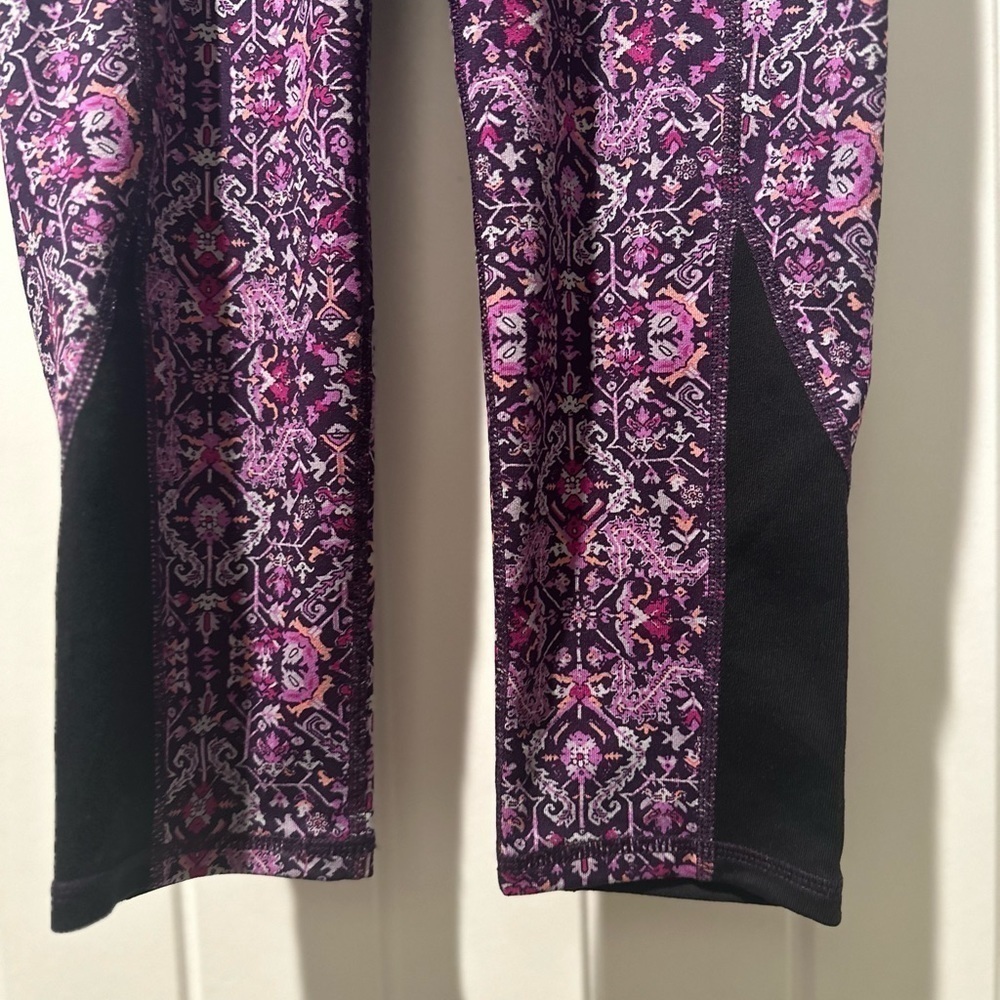 Athleta High Rise tapestry chaturangs Capri leggings yoga pants size XS‎ - Picture 4 of 9
